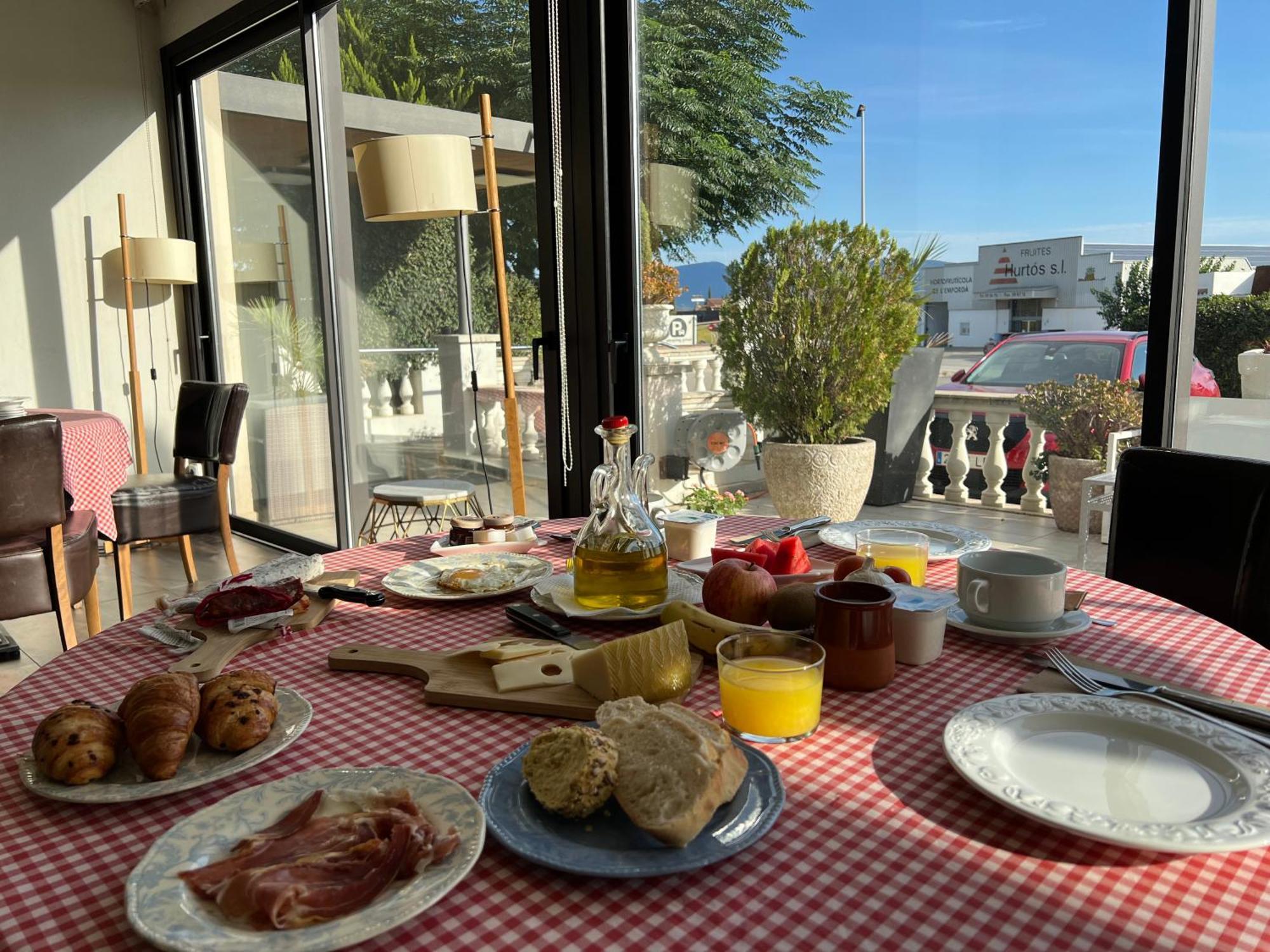 Hotel & Restaurant Figueres Parc Los Hostalets de Llers Kültér fotó