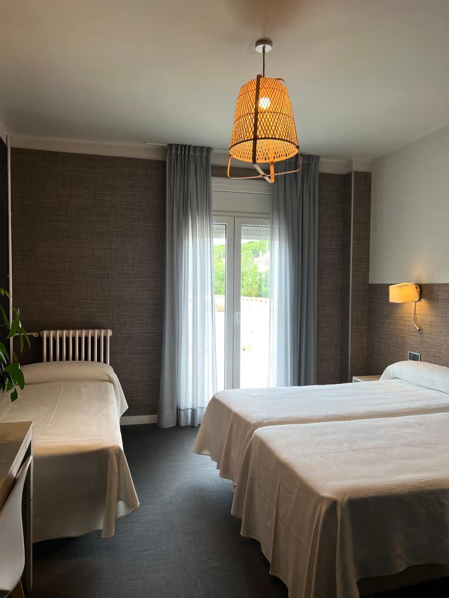 Hotel & Restaurant Figueres Parc Los Hostalets de Llers Kültér fotó